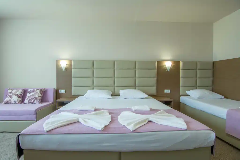 Тройна стая със спалня и единично легло - тризвезден хотел на първа линия Магнифик